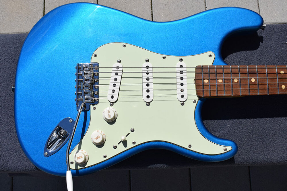 DÉsse Soundscape Completely-Roasted SSS S-Type in Lake Placid Blue